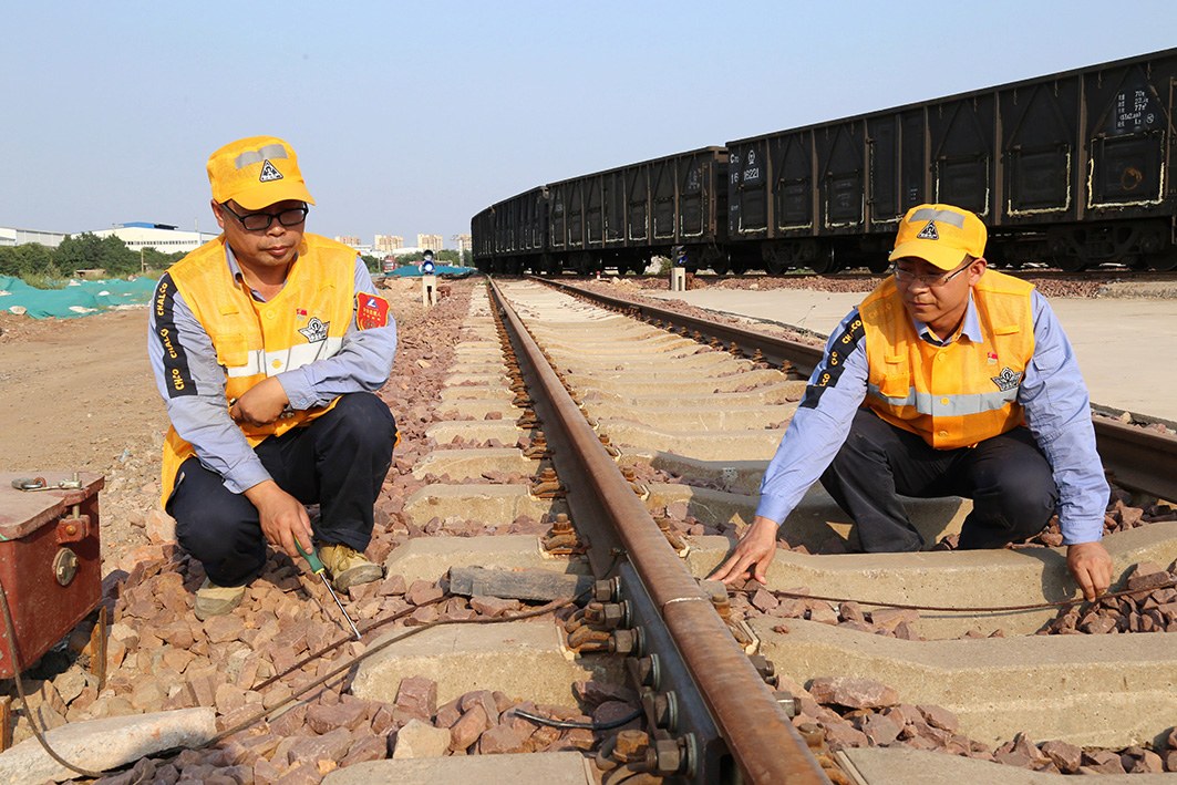 图为中铝物流中部陆港党员开展站场铁路信号轨道电路区段改造测试。 欧阳建设 摄