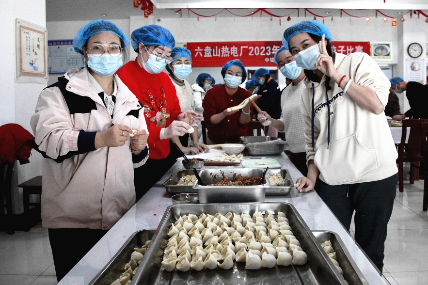 图为宁能六盘山热电包饺子比赛现场。孙萍 杨磊 摄