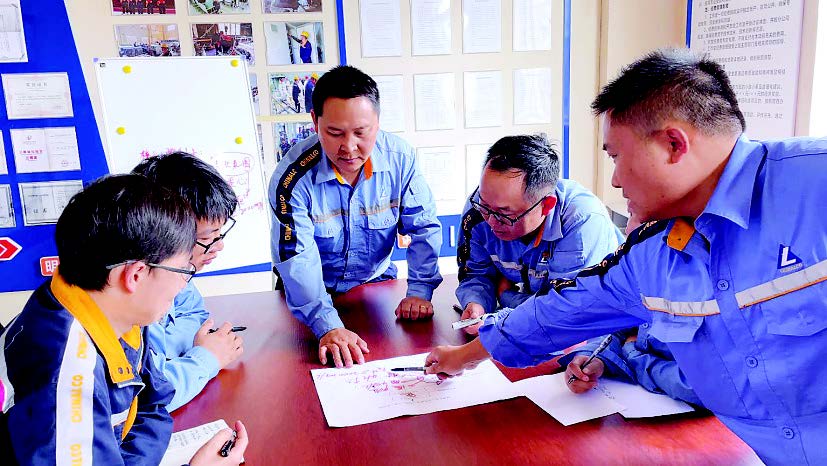 图为攻关小组探讨指标提升方案。龚俊丞 摄
