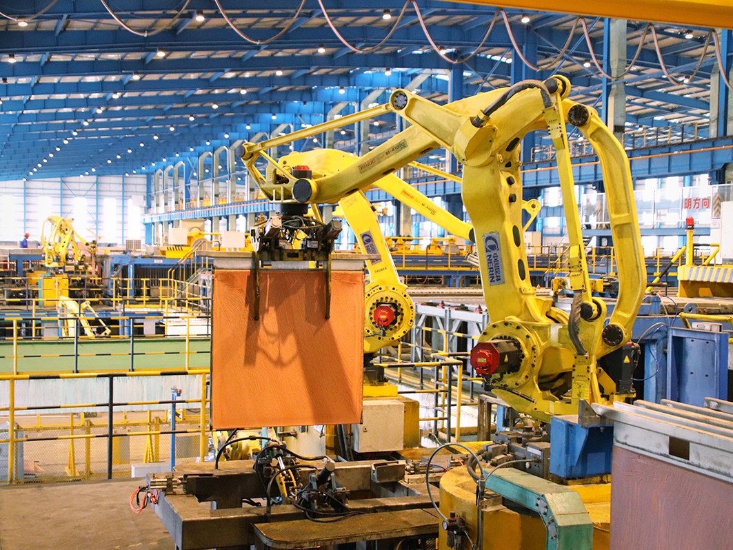 图为东南铜业电解车间。 柴毓绩 摄