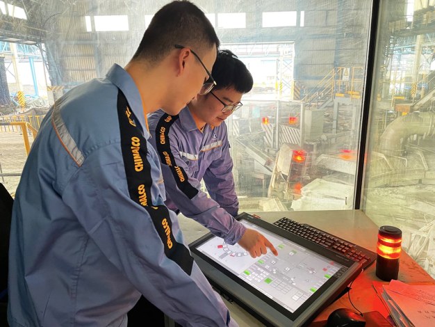 图为东南铜业火法厂精炼车间圆盘浇铸机控制室。 高鹏 摄