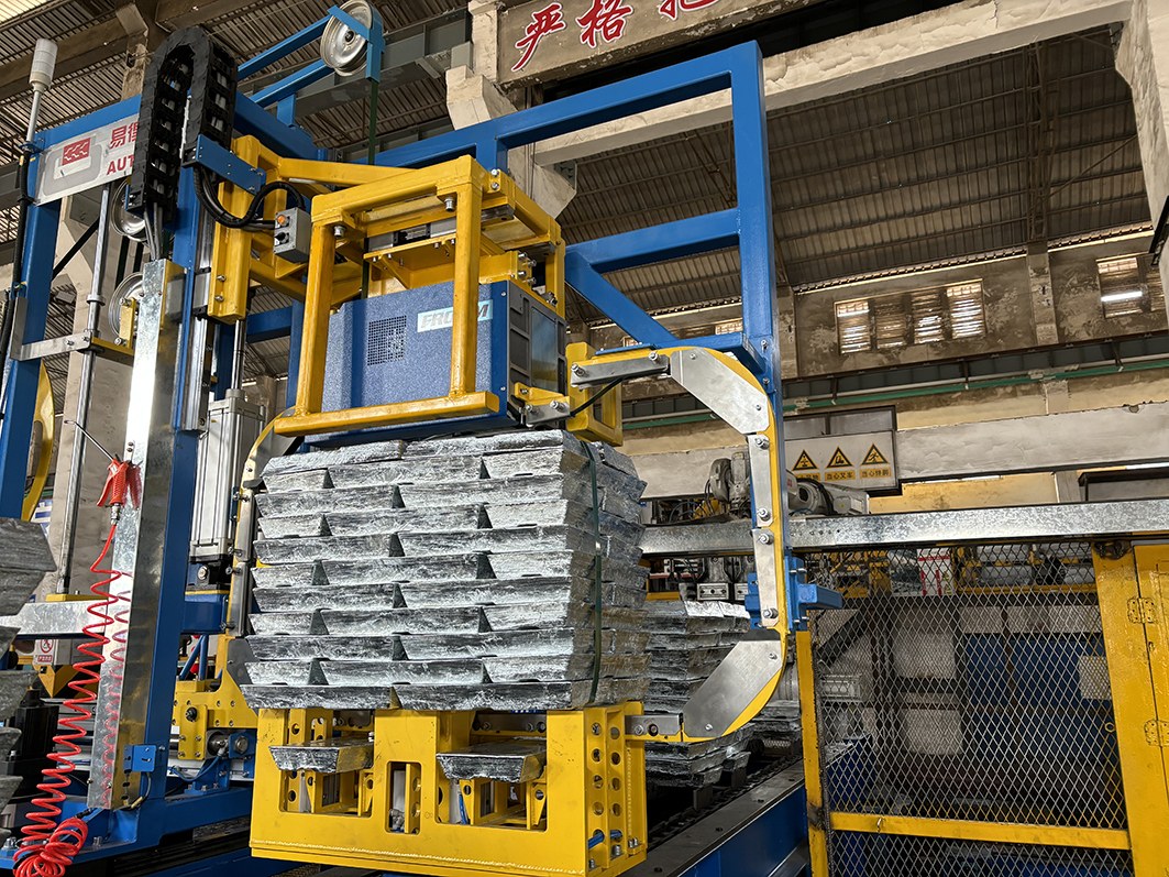 图为金鼎锌业自动码锭机。 和阳 摄