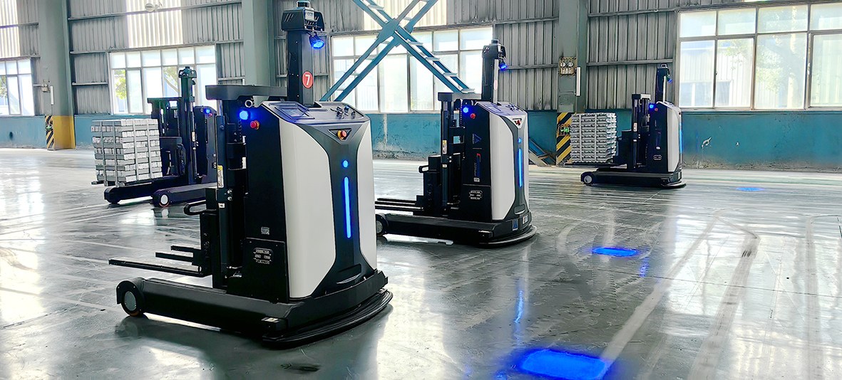 图为云铝涌鑫新能源无人叉车正在叉运合金产品。 王媛 摄