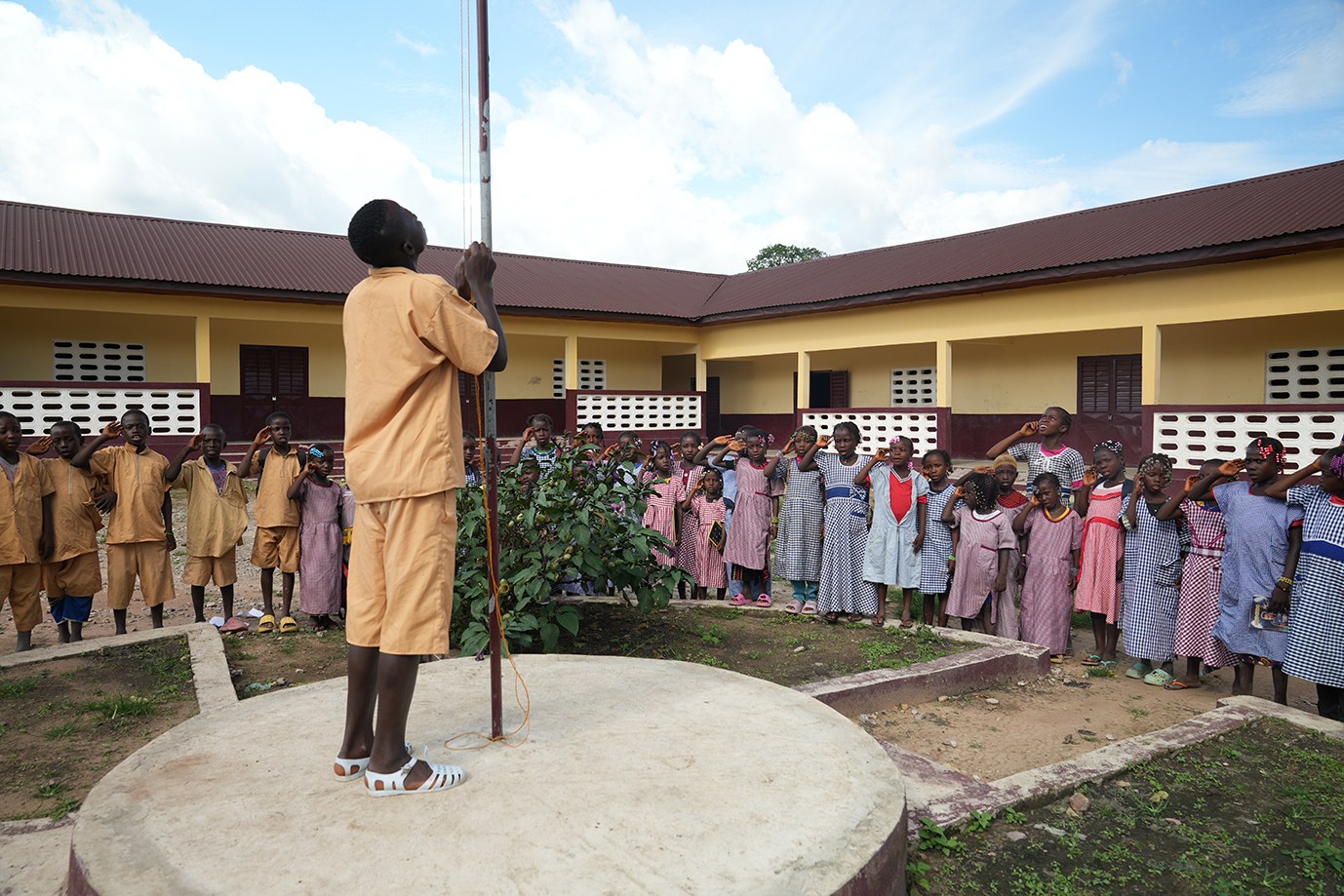 图为中铝集团西芒杜项目为当地捐资修建的学校。 郝文博 摄