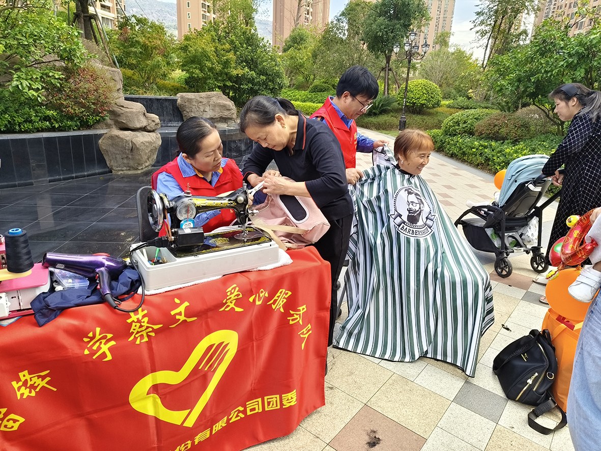 图为中铝瑞闽“学雷锋 学蔡文 爱心服务队”开展志愿服务。 陈秋霞 摄