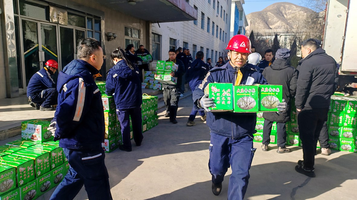 图为兰州铝业向员工发放帮扶地区农产品。 陈建峰 摄