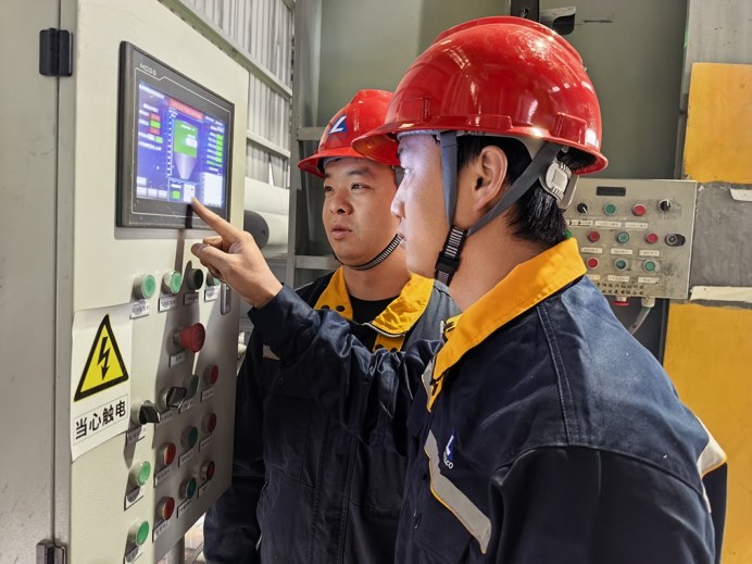 图为云铝泽鑫员工调试设备。 桂镜雨 摄