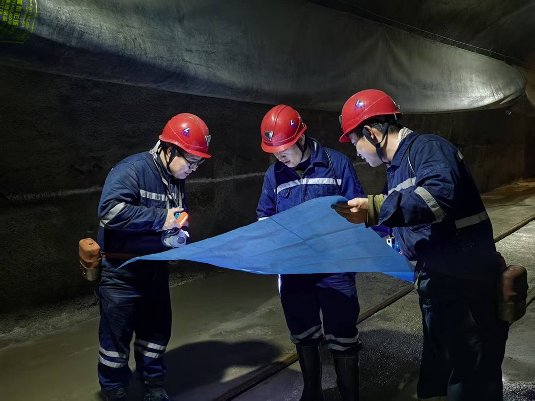 图为宁夏能源王洼二矿员工研讨工作方案。 马涛 摄