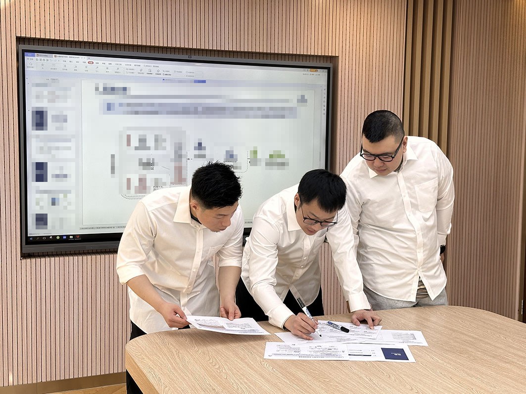 图为中铝财务专项工作组研讨融资方案。 张浩 摄