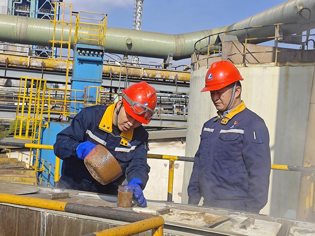 图为驰宏综合利用制液作业区技术团队工作场景。袁伶 摄